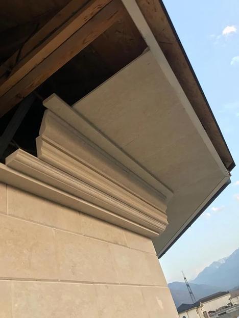 Декор элементы из натурального травертина для фасада дома под проект фото 3