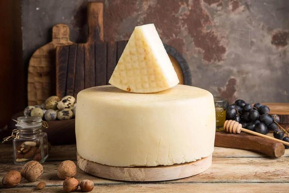 Твёрдый козий сыр «Соболевский» ОПТ фото 1