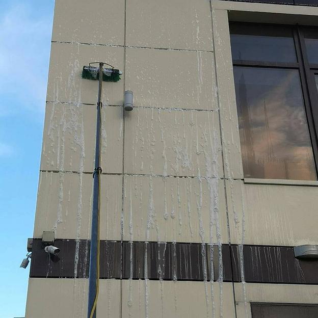 Мойка фасадов, мойка окон, мойка рекламных щитов, мойка витрин, мойка витражей фото 5