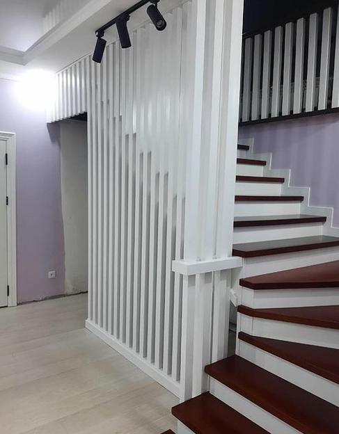 Лестница поворотная с реечным ограждением под заказ фото 2