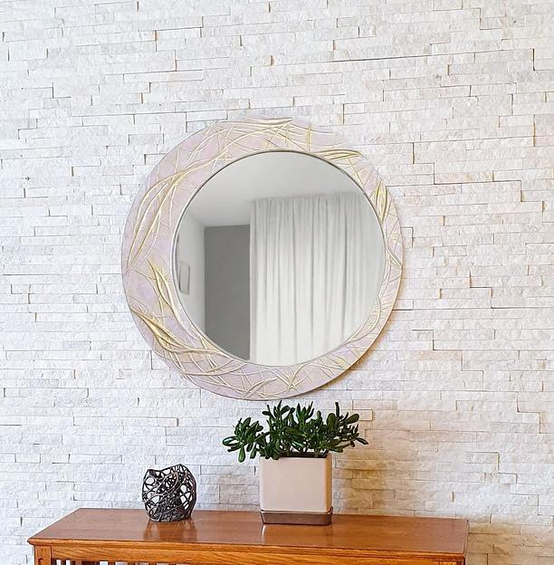 Зеркало в раме с золотым рисунком фото 1