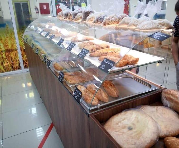 Настольная нейтральная кондитерская витрина 2 полки гнутый фасад фото 1