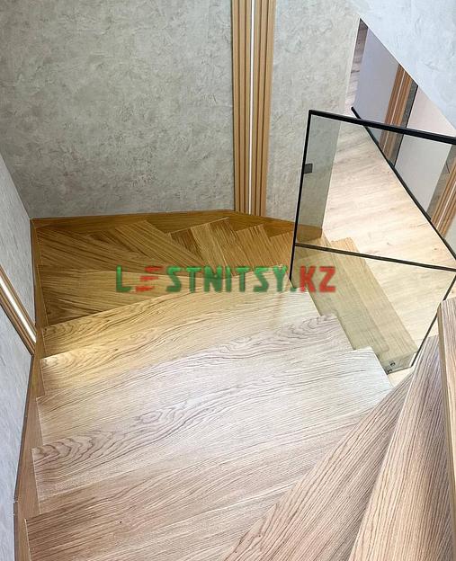 Лестница поворотная с ограждением из стекла под заказ фото 5