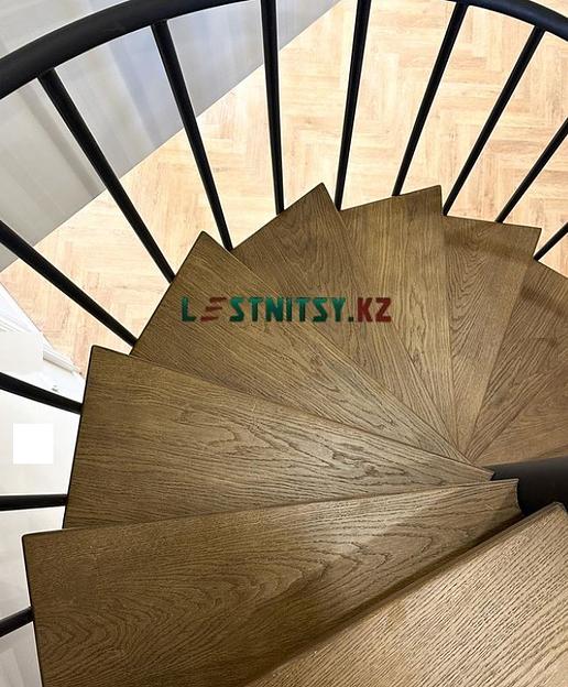 Лестница винтовая с металлическим ограждением под заказ фото 10