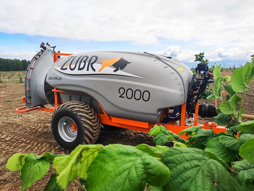 Опрыскиватель прицепной садовый «Зубр» 2000 л. с приставкой П1 «Пирамида» фото 4