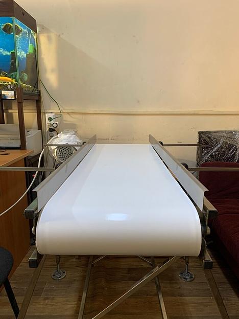 Горизонтальный ленточный конвейер для маркировки пластиковых деталей фото 3