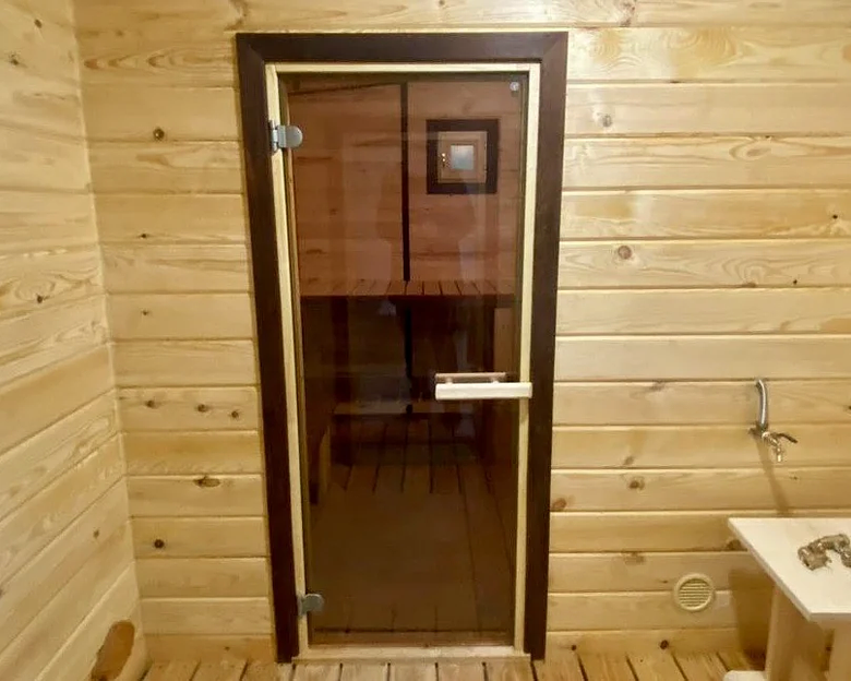 Установка в парную бани двери из стекла с бронзовым оттенком фото 1