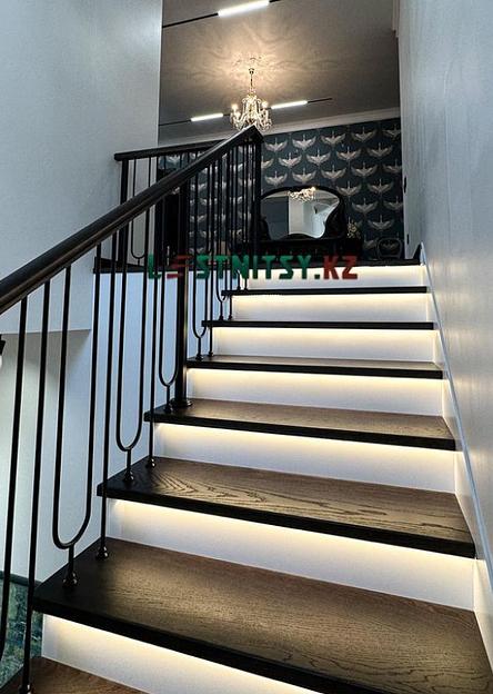 Лестница на бетонном основании с кованым ограждением под заказ фото 5