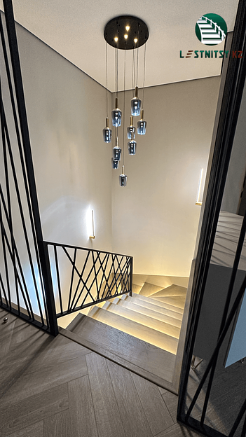 Лестница с металлическим ограждением под заказ фото 8