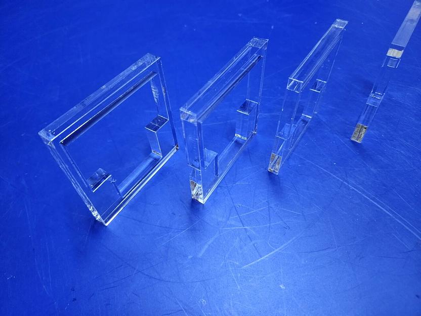 Резка детали из оргстекла 8 и 10 мм. Лазерная резка оптом. Лазерная резка на заказ. Резка кусков оргстекла лазером. фото 1