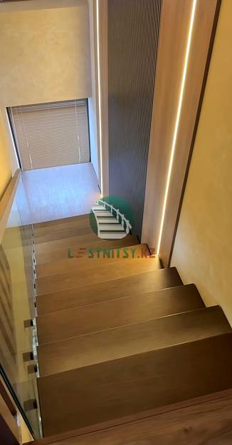 Лестница с металлическим каркасом на монокосоуре под заказ фото 6