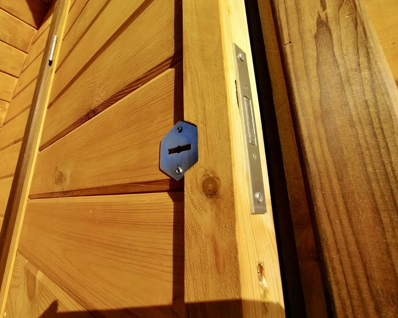 Установка врезного замка в дверь бани фото 2
