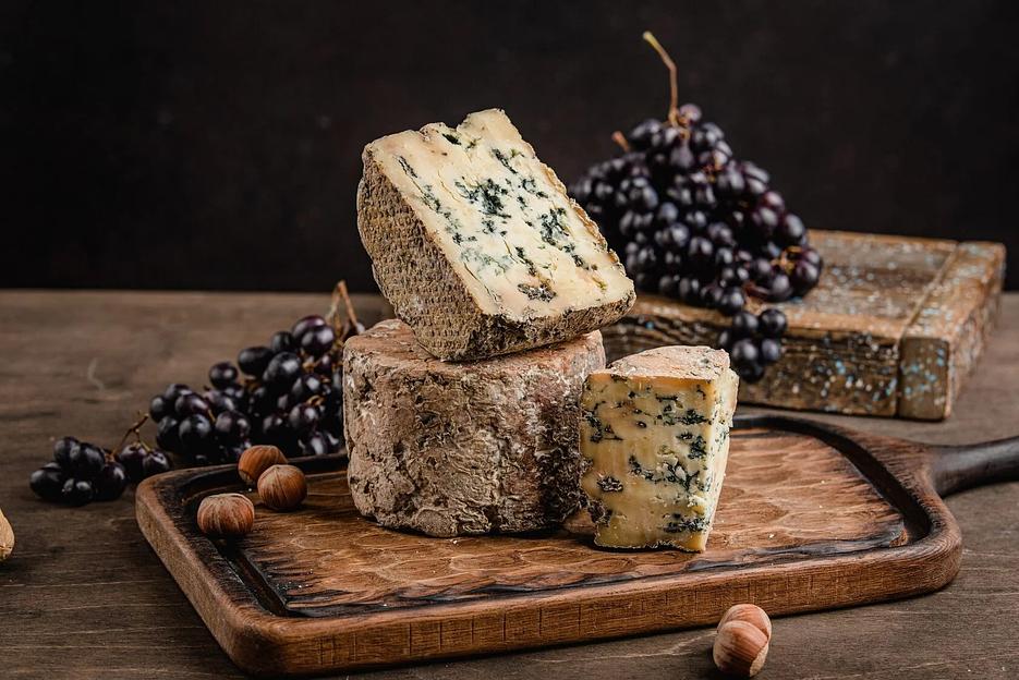 Сыр с голубой плесенью «Стилтон Пиканте» ОПТ фото 2