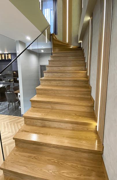 Лестница на бетонном основании со стеклянным ограждением под заказ фото 2