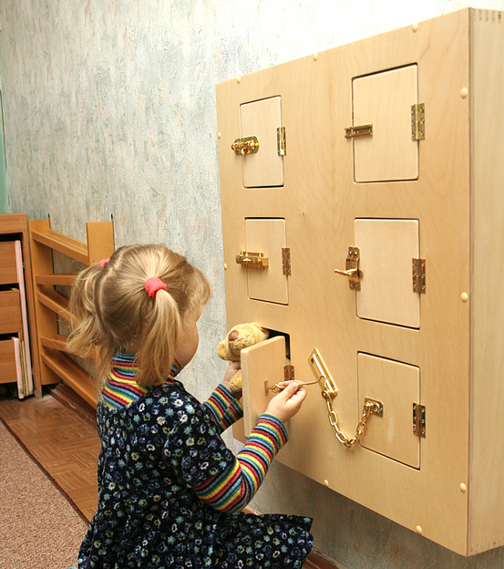 Настенный модуль с 6-ю замочками и задвижками 70×10×70 см, арт.7.44 ОПТ фото 2