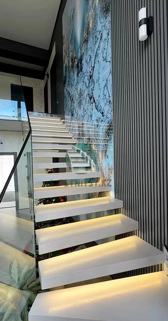 Лестница поворотная консольная с ограждением из стекла под заказ фото 2