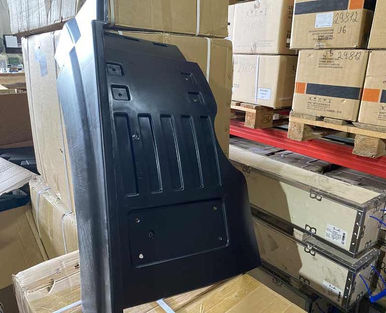 Брызговик кабины FAW J6 правый черный 5103362-50A фото 1