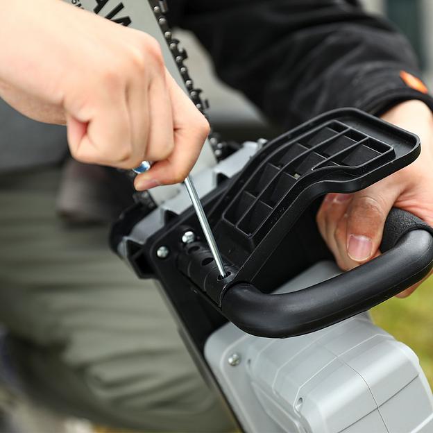 Электрическая цепная пила Deko DKCHS 40 PRO дл.шины:16" (40cm) 4Ач ЗУ (063-4357) фото 8