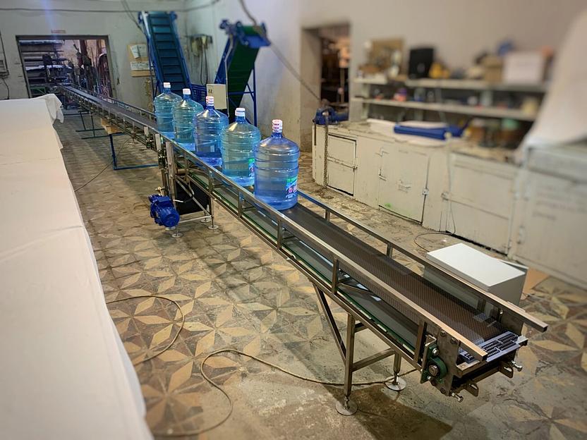 Ленточный конвейер для транспортировки 19л бутылок фото 1