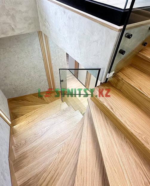 Лестница поворотная с ограждением из стекла под заказ фото 4