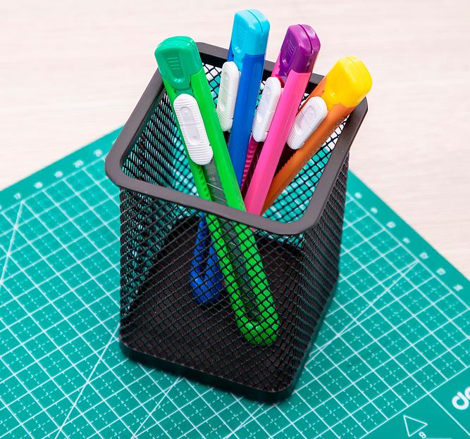 Нож канцелярский Deli E2054 шир.лез.9мм фиксатор ассорти фото 3