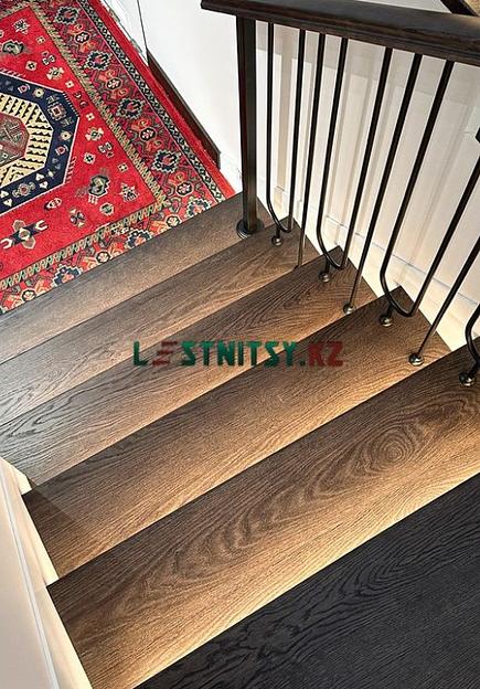 Лестница на бетонном основании с кованым ограждением под заказ фото 7