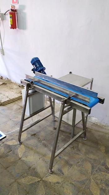 Ленточный мини-транспортер со столешницей для маркировки фото 3