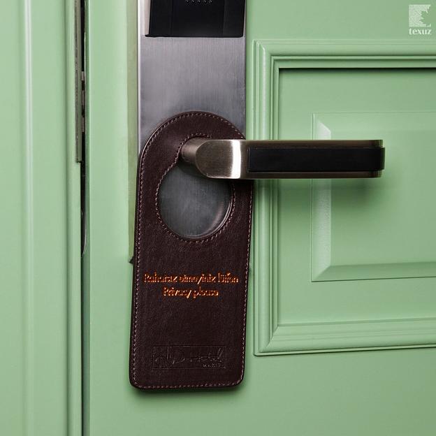 Информационная табличка на дверную ручку кожаная ОПТ фото 1