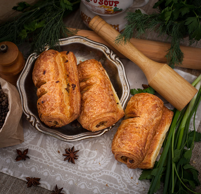 Пирожок слоёный «С курой» 95 г, опт фото 1