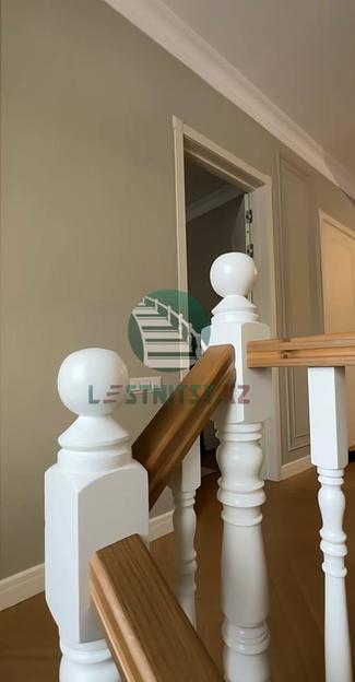 Лестница классическая поворотная на 90° с ограждением окон под заказ фото 4