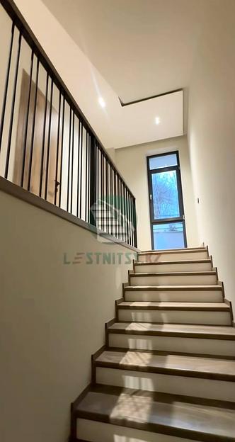 Лестница одномаршевая на каркасе из монолитного бетона под заказ фото 2