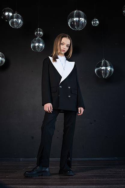 Двубортный чёрный жакет-смокинг с белыми лацканами для девочки ОПТ фото 2