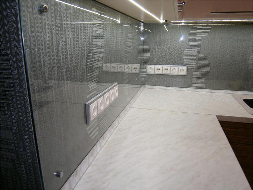 Стеклянные фартуки под заказ фото 6