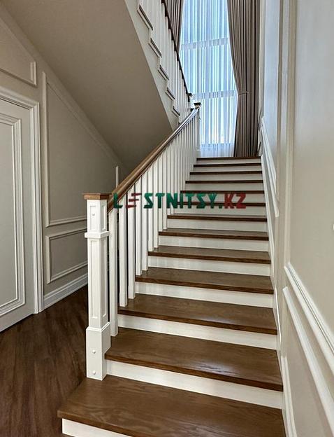 Лестница двухмаршевая с деревянным ограждением под заказ фото 1