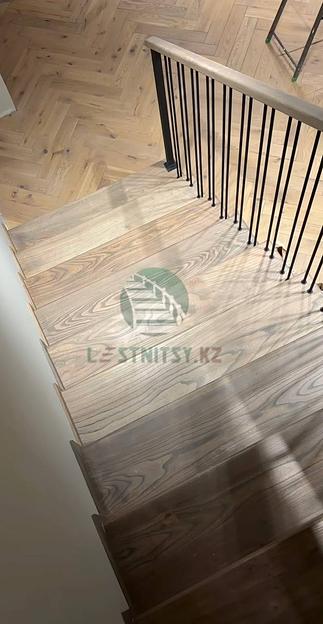 Лестница одномаршевая на каркасе из монолитного бетона под заказ фото 5