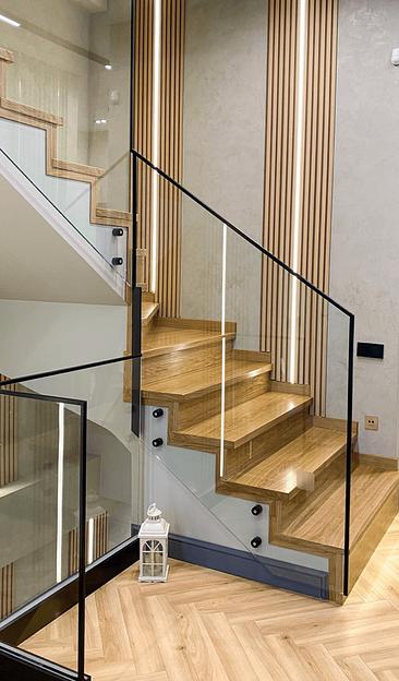 Лестница поворотная с площадкой и ограждением из стекла под заказ фото 6