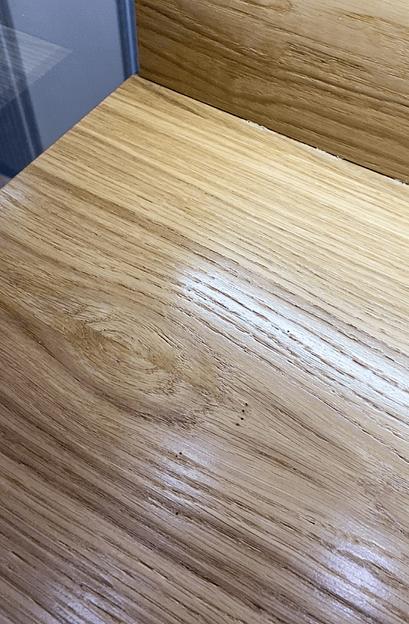 Лестница на бетонном основании со стеклянным ограждением под заказ фото 5