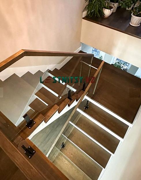 Лестница двухмаршевая с ограждением из стекла под заказ фото 2