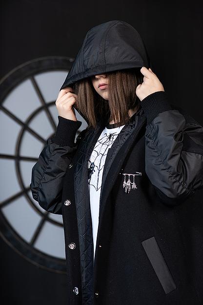 Чёрное пальто-бомбер со съёмным капюшоном для девочки ОПТ фото 2