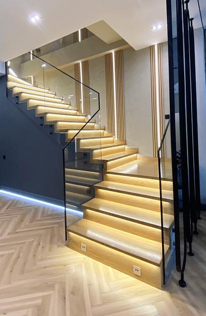 Лестница на бетонном основании со стеклянным ограждением под заказ фото 4