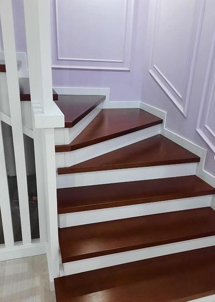 Лестница поворотная с реечным ограждением под заказ фото 4