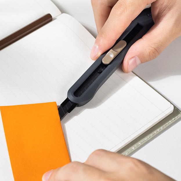 Нож канцелярский Deli ENS063-GR Nusign шир.лез.9мм фиксатор сталь серый фото 9