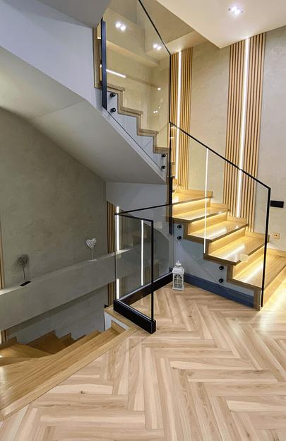 Лестница Г-образная поворотная с ограждением из стекла под заказ фото 4