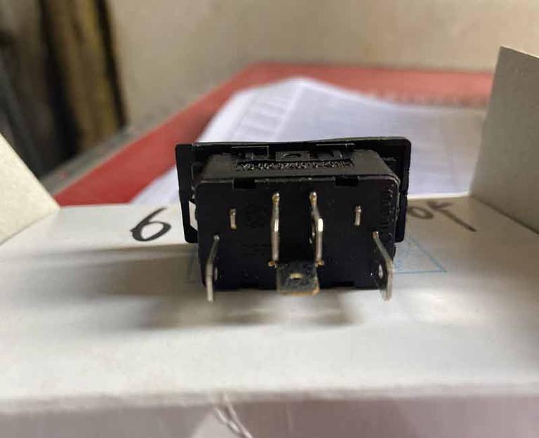 Кнопка стеклоподъемника FAW J6 3746015-A01 фото 2