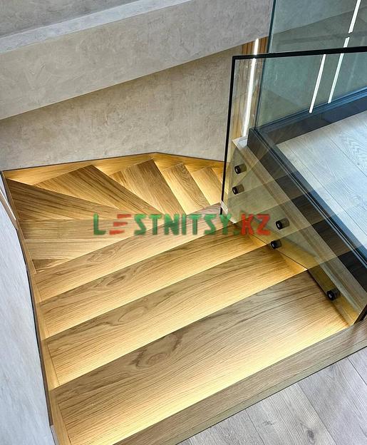 Лестница поворотная с ограждением из стекла под заказ фото 3