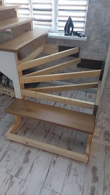 Лестница на деревянном каркасе с забежными ступенями под заказ фото 4