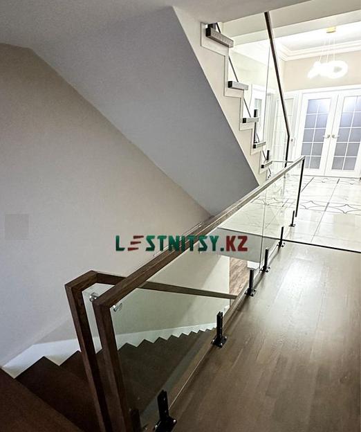 Лестница одномаршевая с ограждением из стекла под заказ фото 6