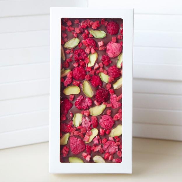 Молочный шоколад ручной работы Chocolove с клубникой, малиной и фисташкой фото 1