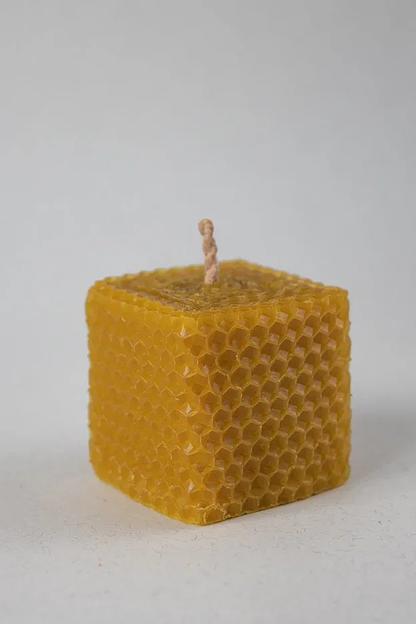 Свеча из вощины Ulianka квадратная, высотой 6 см фото 1