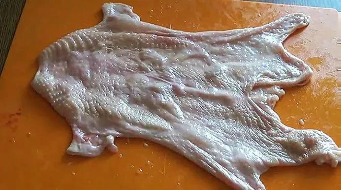 Куриная кожа с грудки. Грудка цб. Куриная кожа с грудки. Фаршированная куриная шкурка. Мясо индейки механической обвалки.
